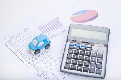 車の模型と電卓と書類