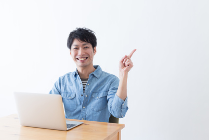 パソコンを操作する男性